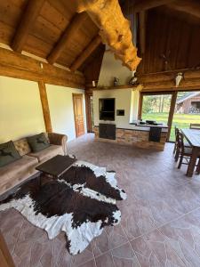 a living room with a couch and a table at Šumavská Vlčice - Rybářský srub in Strážný