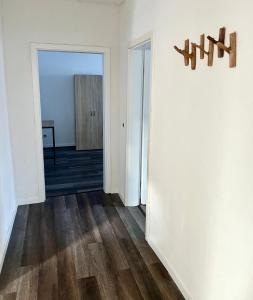 an empty room with a door and a hallway at Green Loft - Haus der Natur in Spiesen-Elversberg