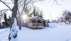 a cabin in the snow with the sun shining at Luxury Home in Igal