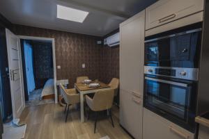 a small kitchen and dining room with a table with chairs at Luxury Home in Igal