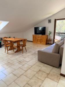 a living room with a table and a couch at Appartamento il Punto Alto in Baveno
