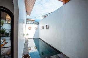 a house with a swimming pool in the middle of a room at Sake Bali Suites in Tegalalang