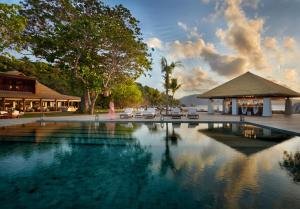 einen Pool mit Stühlen und einem Pavillon in der Unterkunft Six Senses Zil Pasyon, Seychelles in Felicité
