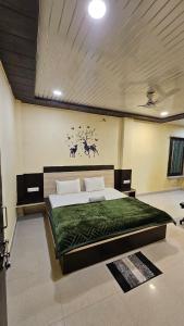 a bedroom with a large bed in a room at Hotel Jai Palace in Pachmarhī