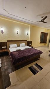 a bedroom with a large bed in a room at Hotel Jai Palace in Pachmarhī