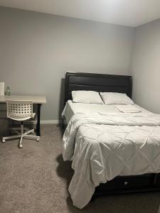 ein Schlafzimmer mit einem Bett, einem Tisch und einem Schreibtisch in der Unterkunft Authentic Suite - New Cozy 1 BR 1 Bath, 2 Guest in 