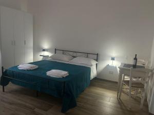 a bedroom with a bed and a table with a chair at b&b Vitae in Tremensuoli