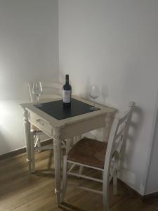 a table with two glasses and a bottle of wine at b&b Vitae in Tremensuoli