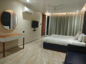 a hotel room with a bed and a mirror at Shreeja Central in Bhawānipatna +38 photos