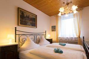מיטה או מיטות בחדר ב-Hotel Moosbichl