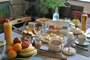 a table topped with food and a box of food at Les Petites Mirabelles - À 9mn du ZooParc de Beauval - Gare à 200m - Route des Châteaux de la Loire in Noyers-sur-Cher +29 photos