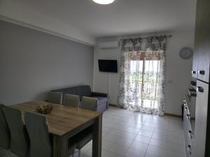 a living room with a wooden table and a couch at Moonlight Apartment in Schisò