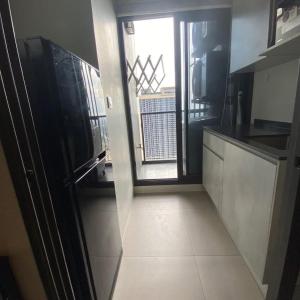 a kitchen with a view of a kitchen with a window at ริเวอร์วิวแม่น้ำเจ้าพระยา62ชั้น in Ban Sai Ma