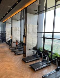 a gym with a row of treadmills in a building at ริเวอร์วิวแม่น้ำเจ้าพระยา62ชั้น in Ban Sai Ma