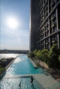 a river in a city with people swimming in it at ริเวอร์วิวแม่น้ำเจ้าพระยา62ชั้น in Ban Sai Ma +31 photos