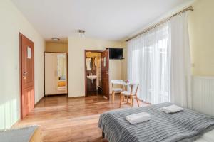a bedroom with a bed and a table with chairs at Willa Danielski in Niedzica