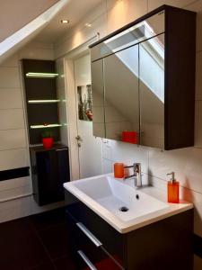 uma casa de banho com um lavatório e um espelho em Ferienwohnung H&H Happy Holiday em Velden am Wörthersee