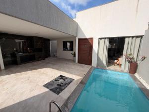 a swimming pool in the backyard of a house at Casa com piscinas paragominas in Paragominas