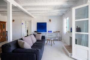 a living room with a black couch and a table at Casa Calypso in Tselendáta