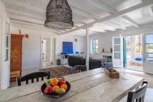a dining room with a table with a bowl of fruit at Casa Calypso in Tselendáta