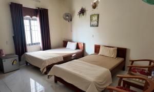 a room with two beds and a window at Khánh Sạn Trang Thư in Ly Son +3 photos