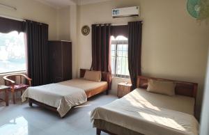 a bedroom with two beds and a window at Khánh Sạn Trang Thư in Ly Son
