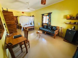 a living room with a couch and a table at Casa Regina in Vilanculos