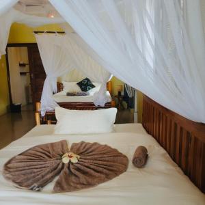 a bedroom with two beds with towels on them at Casa Regina in Vilanculos
