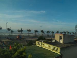 a building with a view of a beach and the ocean at Kì thanh hotel in Thanh Hóa
