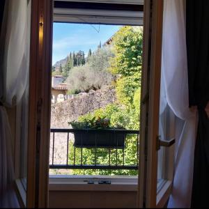 an open window with a view of a garden at Il limone in Gargnano