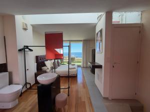 ein Wohnzimmer mit Sofa und Tisch in der Unterkunft VILA TABARCA QUALITY & LUXURY in Tabarca + 101 Fotos