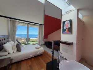 ein Schlafzimmer mit einem Bett, einem Waschbecken und einem Fenster in der Unterkunft VILA TABARCA QUALITY & LUXURY in Tabarca