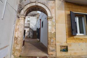 an alley with an archway on a building at Elaia's House in Cannole in Cannole