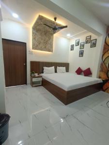 a bedroom with a large bed and a ceiling at Shree Nagnath Residency in Ellora +14 photos