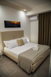 a bedroom with a large bed in a room at Favorite Room&Spa in San Giuseppe Vesuviano