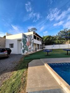 a house with a mural on the side of it at Chácara Recanto JJ in Sorocaba