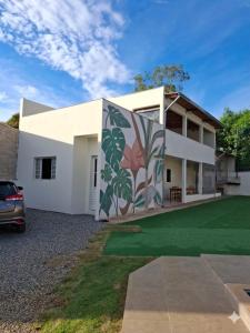 a house with a mural on the side of it at Chácara Recanto JJ in Sorocaba