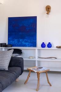 a living room with a couch and a tv at Casa Calypso in Tselendáta