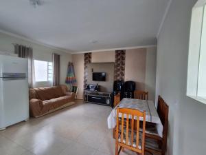 a kitchen and living room with a couch and a table at Chácara Recanto JJ in Sorocaba