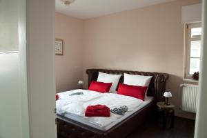 Una cama o camas en una habitación de Gästehaus-Fulda