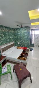 a bedroom with a bed and a green wall at Pamma hotel in Anandpur Sāhib