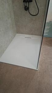 a white floor in the corner of a room at appartement luna 1 in Dinant