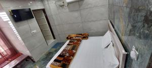 a small bathroom with two toilets and a shower at Pamma hotel in Anandpur Sāhib