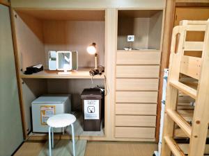 a room with a closet with a desk and a ladder at HS Japan STAY 瀬戸内 in Takamatsu