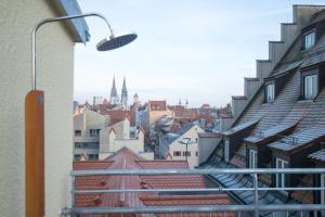 Blick auf eine Stadt mit Dächern und Straßenbeleuchtung in der Unterkunft Arnulfsplatz Aparts in Regensburg