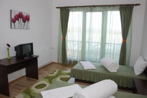 Camera piccola con 2 letti e una TV di Pensiunea Zbor a Cluj-Napoca