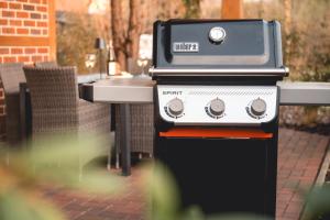 a barbecue grill sitting on top of a table at Ferienhaus FachWerkPerle am Alfsee in Rieste