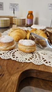 a bunch of donuts sitting on a wooden table at Il giardino in campagna in Seren del Grappa