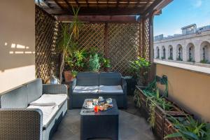 a patio with chairs and a table on a balcony at Hotel Aphrodite in Rome