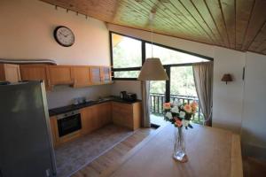 una cocina con un jarrón de flores sobre una mesa en Chalet Mechka, en Borovets